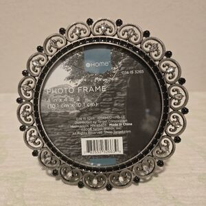 NWOT Target HOME Black And Silver Round 4X4 Frame.